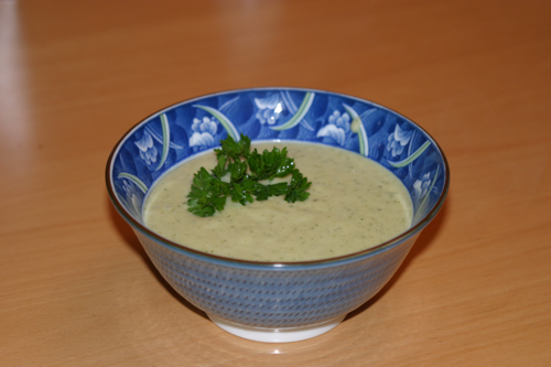A smooth and yummy herbs and leeks soup